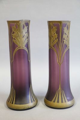 Paire de VASES en verre teinté violet à décor doré de motifs…