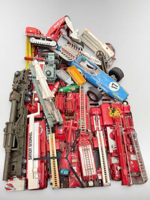 une pile de petites voitures empilées les unes sur les autres