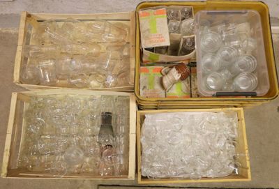 trois cartons remplis de bouteilles en plastique posés à même le sol