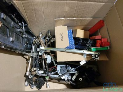 une boîte remplie d'objets variés