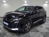 le 4x4 noir est garé sur le sol en damier d'un garage
