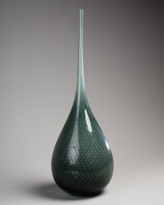 un vase vert posé sur une table