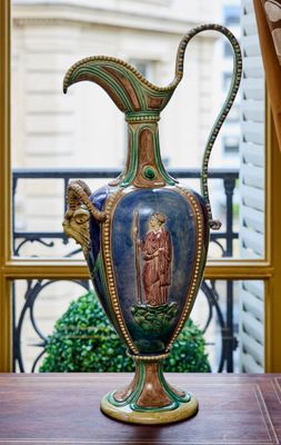 Grande aiguière sur piédouche en céramique émaillée polychro…