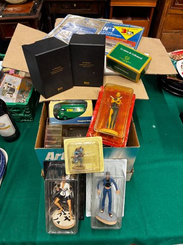 Lot de deux cartons de figurine édition Atlas et divers
