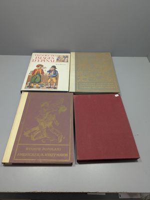 trois livres sont posés sur une table les uns à côté des autres