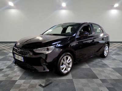 la photo d'une voiture noire sur un sol en damier