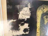 une photo d'une photo représentant une personne sur laquelle figure un cornichon