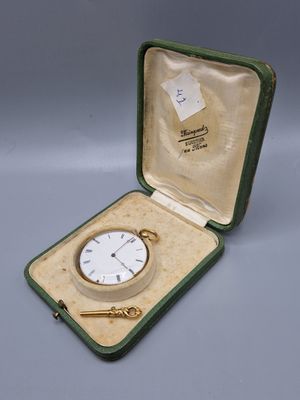 un petit étui vert contenant une montre blanche