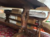 un banc en bois posé sur un tapis