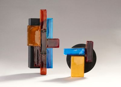 deux œuvres d'art posées sur une table