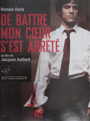 affiche de film française représentant un homme en chemise blanche et cravate rouge