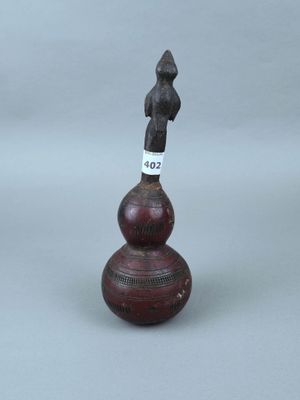 une petite figurine représentant un homme posé sur une boule