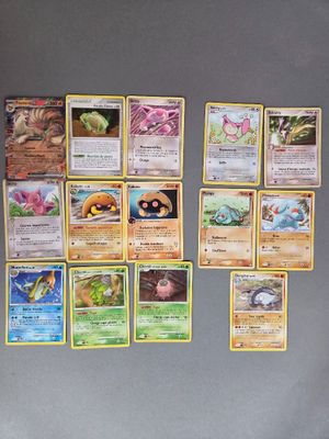 beaucoup de cartes Pokémon accrochées les unes à côté des autres sur le mur