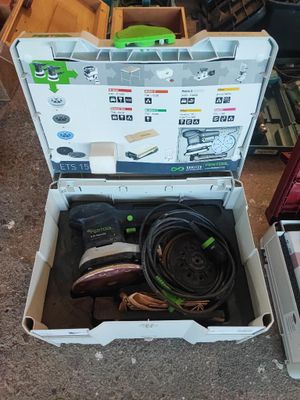 une boîte à outils posée par terre à côté d'un ordinateur portable