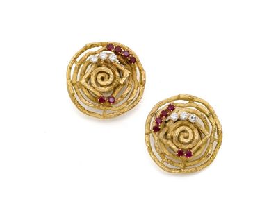 une paire de boucles d'oreilles en or et rubis