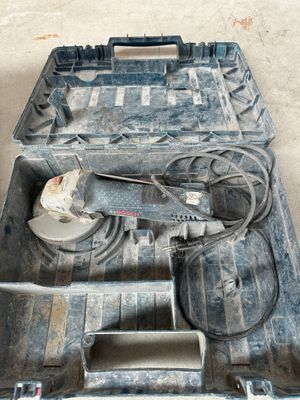 une caisse à outils avec des outils à l'intérieur sur le sol