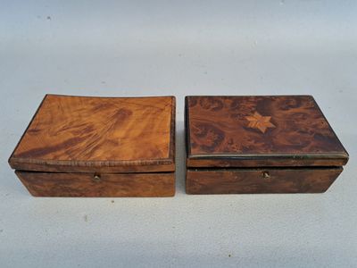 Deux petites boîtes en placage de loupe dont une à décor d'u…