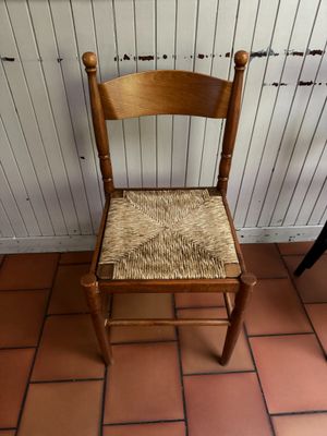 Lot de 23 chaises en bois avec assise en paille. - Photo 1