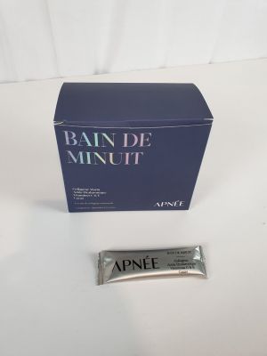 un gros plan sur un tube de dentifrice à côté d'une brosse à dents