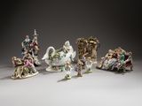 Plusieurs figurines de tailles et de couleurs différentes sont alignées en rangée