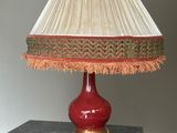 une lampe rouge posée sur une table
