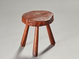 une image représentant un petit tabouret en bois posé sur une surface blanche