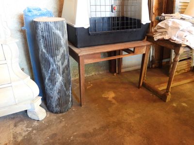 une cage à oiseaux posée sur une table dans une pièce