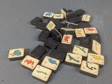 une pile de dominos posés sur une table