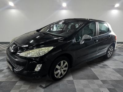 la photo d'une voiture noire garée dans un garage