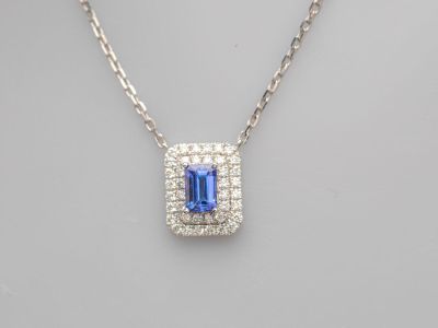 un pendentif composé d'un saphir bleu et de diamants, monté sur une chaîne