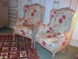 two chairs that are sitting next to each other in a room