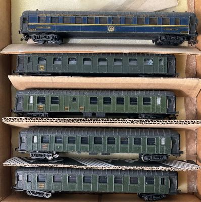 quatre wagons rangés dans un carton