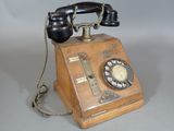 un téléphone à l'ancienne posé sur une table