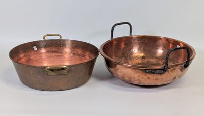 paire de casseroles anciennes en cuivre avec poignées