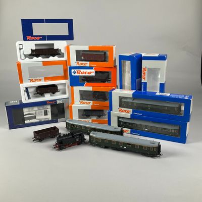 de nombreux modèles réduits de trains exposés sur la table