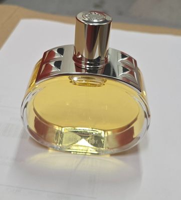 un flacon de parfum posé sur une table
