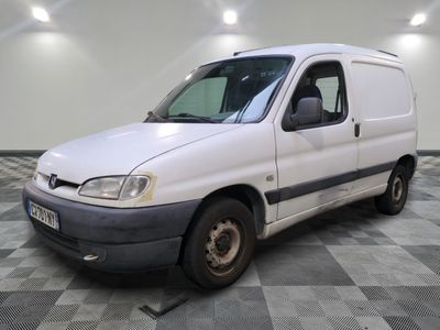 une camionnette blanche garée sur un sol en damier
