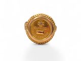 une image représentant une bague en forme de pièce d'or surmontée d'une couronne