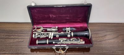 deux clarinettes dans un étui posé sur une table