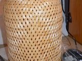 un panier en osier posé sur une étagère, à côté d'une souris d'ordinateur
