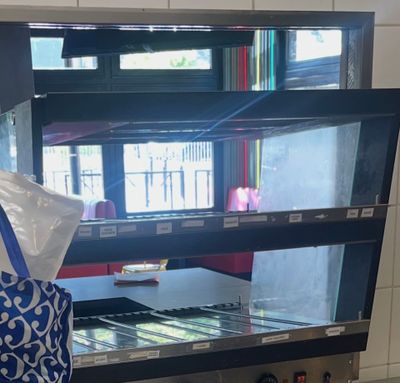 un sac posé devant un distributeur automatique