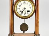 une horloge en bois posée sur une table