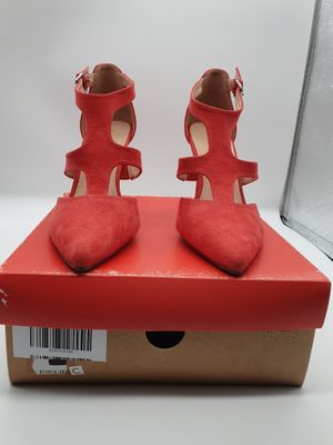 une paire de chaussures à talons hauts rouges posée sur une boîte