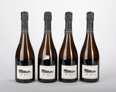 trois bouteilles de vin posées sur une table l'une à côté de l'autre