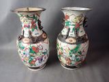 deux vases placés côte à côte sur un fond gris
