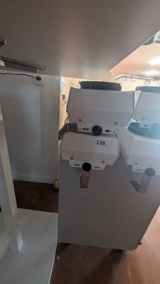 une machine qui se trouve dans le coin d'une pièce