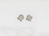 une paire de boucles d'oreilles en diamant posées sur un présentoir transparent
