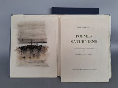 un livre ouvert posé sur une table, à côté d'un livre bleu