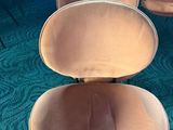 Plusieurs chaises sont alignées en rang sur un tapis bleu