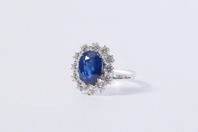 BAGUE en or blanc 18k (750 millièmes) ornée d'un superbe sap…